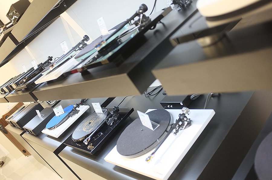 Atmo Sfera Platterless Turntable Spins Vinyl in the Air - COOL