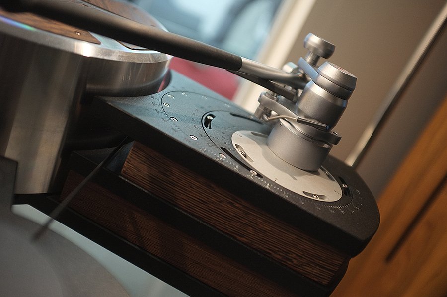 Atmo Sfera Platterless Turntable Spins Vinyl in the Air - COOL